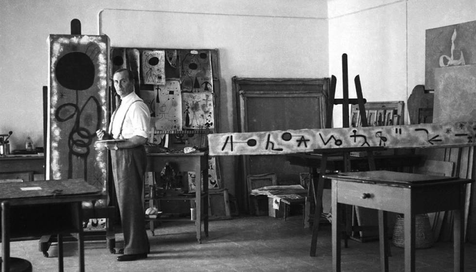 Joan Miró en una imagen de su estudio en 1942.