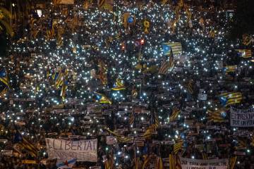 Cientos de miles de personas exigen la libertad de los líderes independentistas.