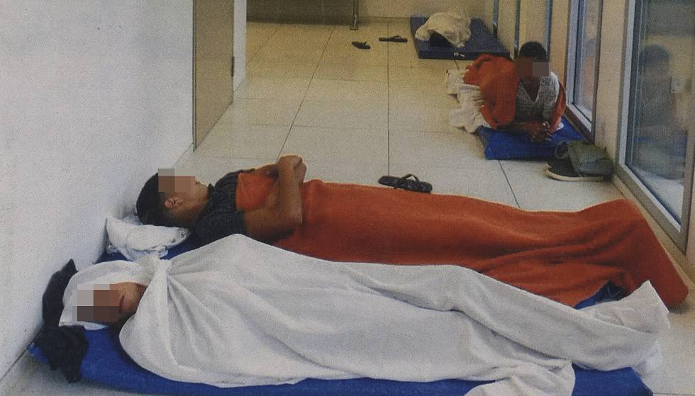 Menores durmiendo en los pasillos de la Ciudad de la Justicia.