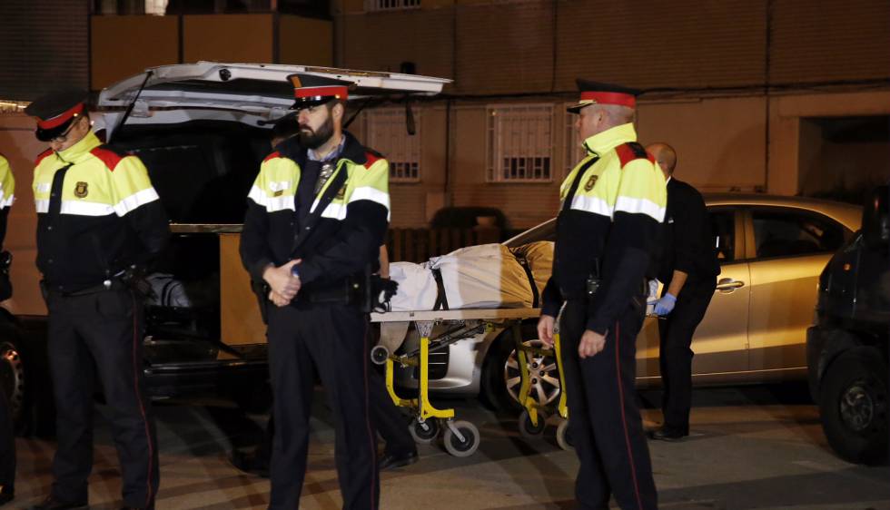 Los servicios funerarios sacan uno de los cadáveres de Badia del Vallès.