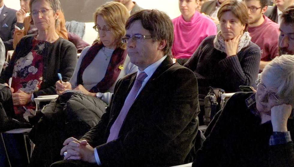 Imagen de televisión de Carles Puigdemont en la presentación de un libro sobre Cataluña en la Guerra Civil, en Bruselas.