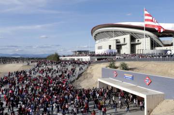 Aficionados del Atlético de Madrid, antes de un partido en el estadio Wanda.