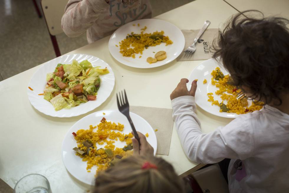 Los niÃ±os comen platos hechos con productos de temporada cultivados por ellos. 