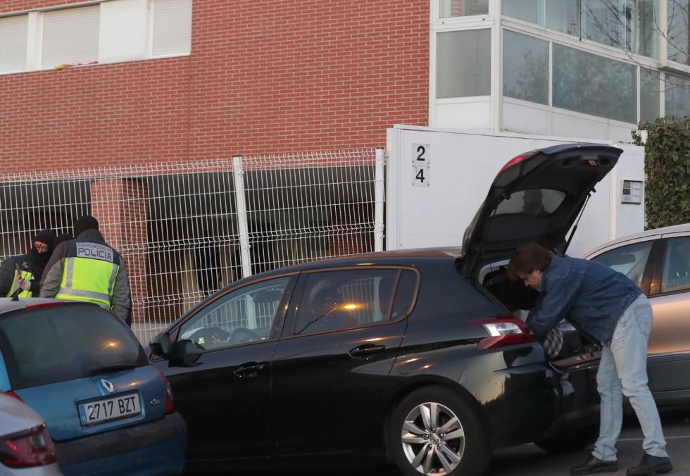 Efectivos de la policía a las puertas de edificio de Majadahonda donde ha sido detenido un hombre como presunto integrante del ISIS.