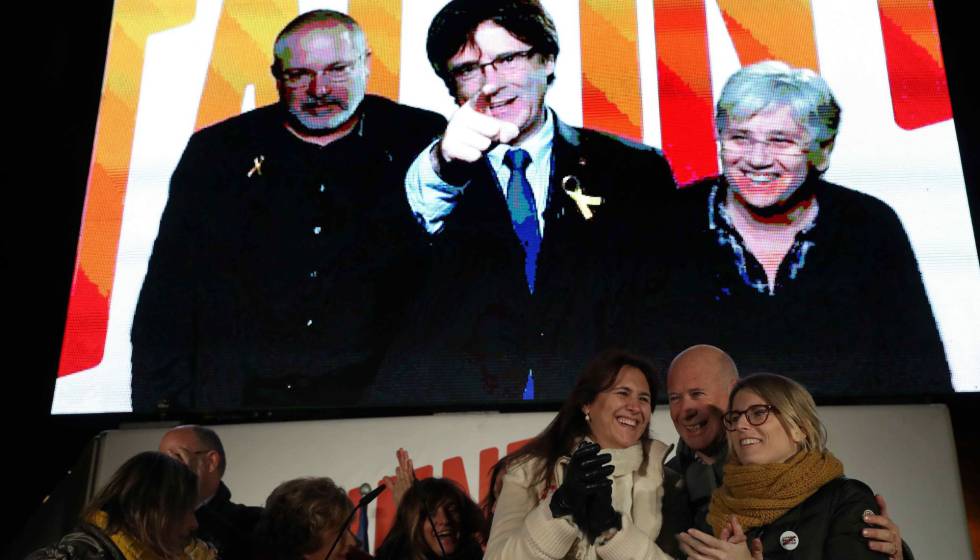 Carles Puigdemont, por videoconferencia, en el mitin final de campaña.