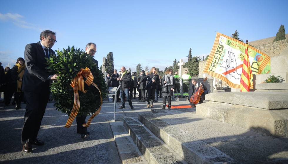 Jordi Turull (i) y Josep Rull durante la ofrenda a la tumba del presidente Francesc Macià.