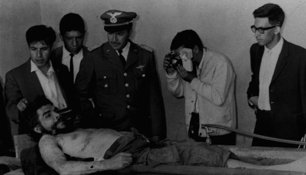 El cuerpo del líder revolucionario Che Guevara, en el pueblo boliviano de La Higuera.