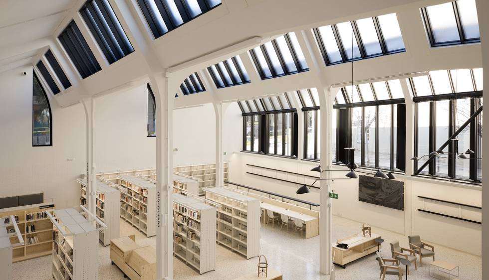 Aspecto de la nueva biblioteca Montserrat Abelló de Les Corts, con el nuevo ventanal para que entre más luz del norte.