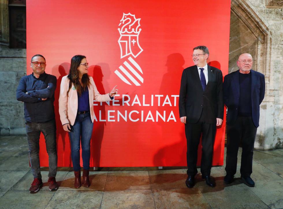 Los diseñadores Daniel Nebot (izda) y Nacho Lavernia (dcha) con Mònica Oltra y Ximo Puig ante la nueva imagen de la Generalitat. 