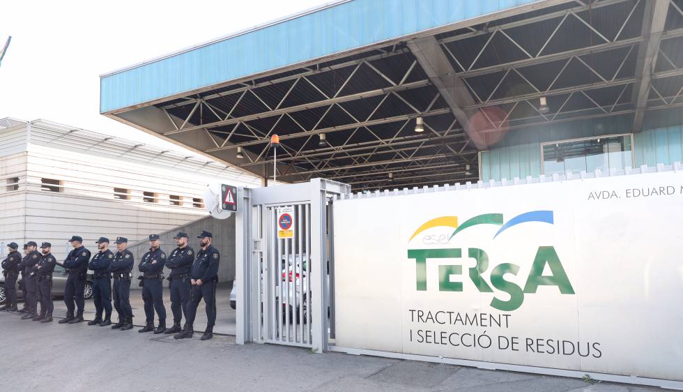 Efectivos de la policía en la incineradora de Sant Adrià del Besòs.