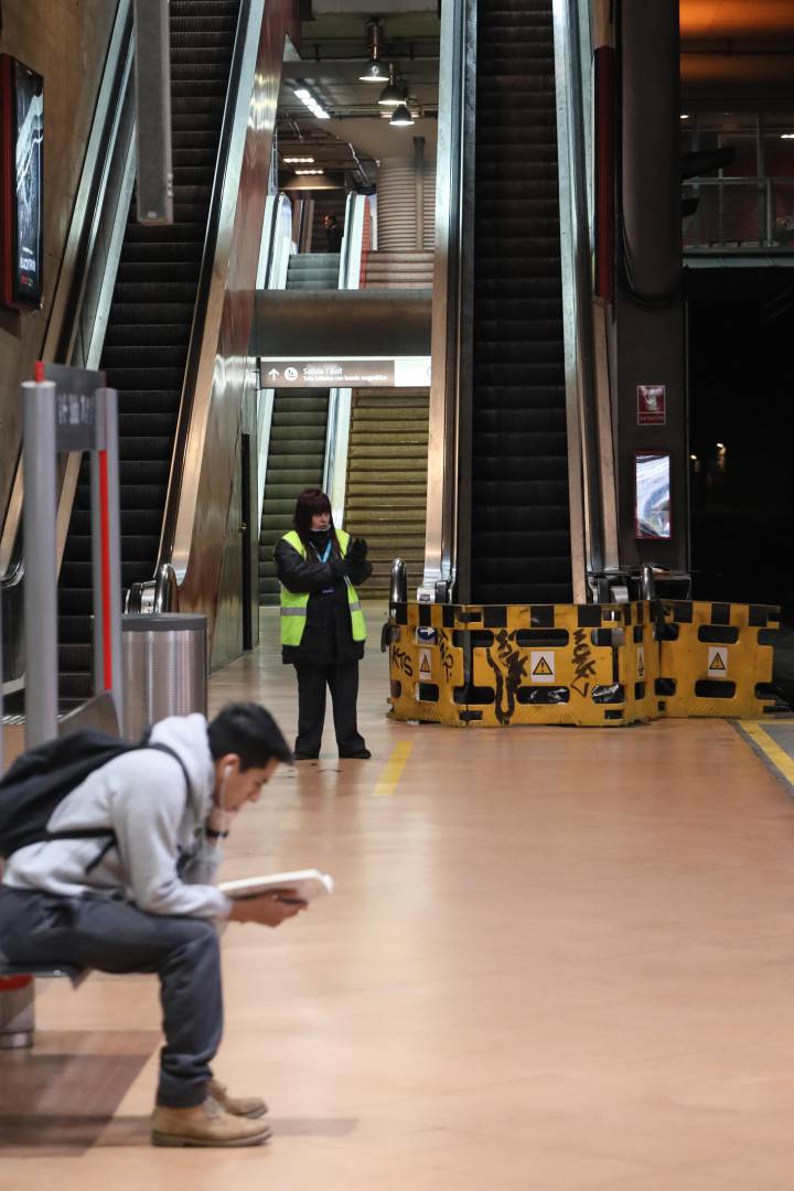Escaleras de acceso a los andenes cerradas en la estación de Cercanías  de Atocha.