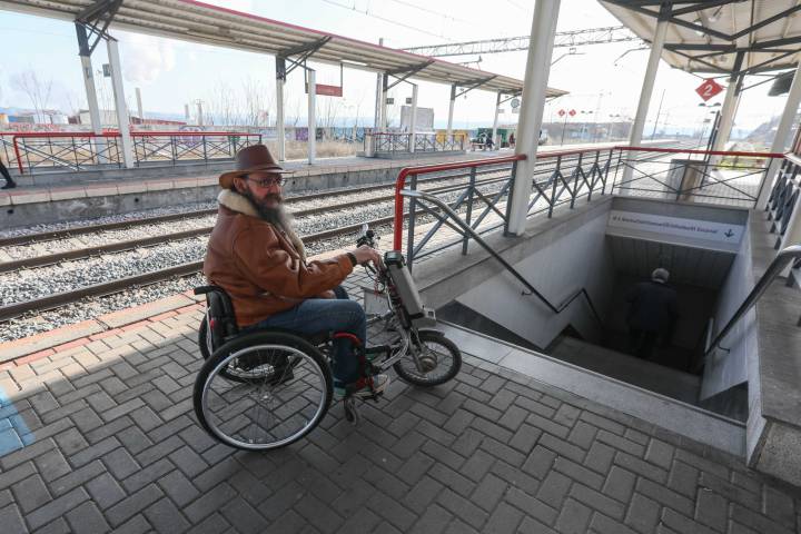 Carlos Carbajal, vecino de Ciempozuelos, no puede cruzar el andén de su estación al no estar preparada para discapacitados.