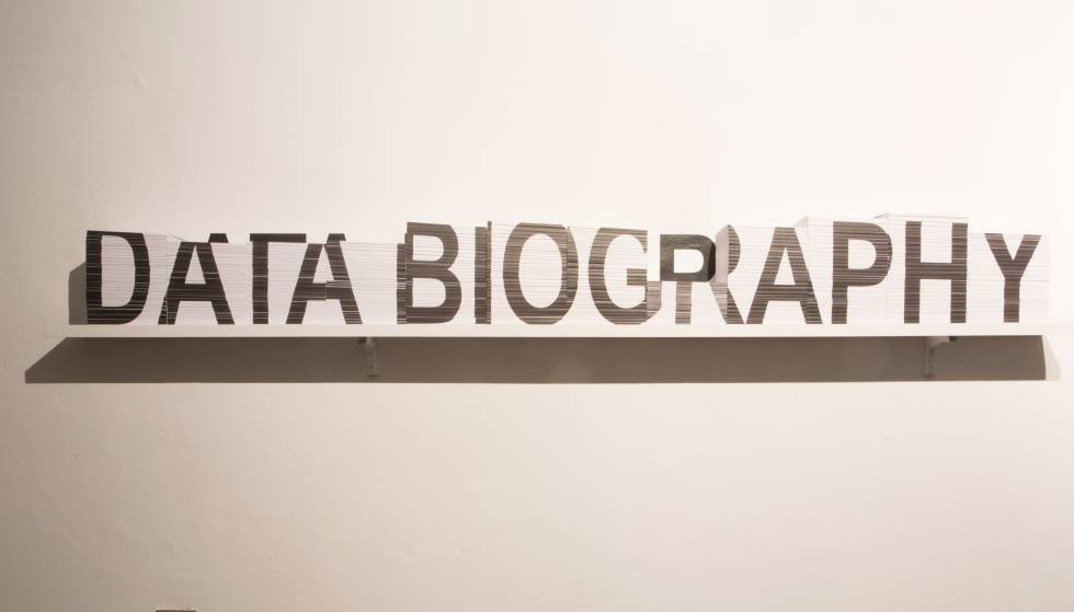 La instalación 'Data Biography' de Clara Boj y Diego Díaz, en el Arts Santa Mònica.