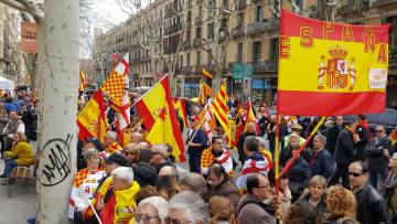 Manifestantes contrarios a la independencia de Cataluña.