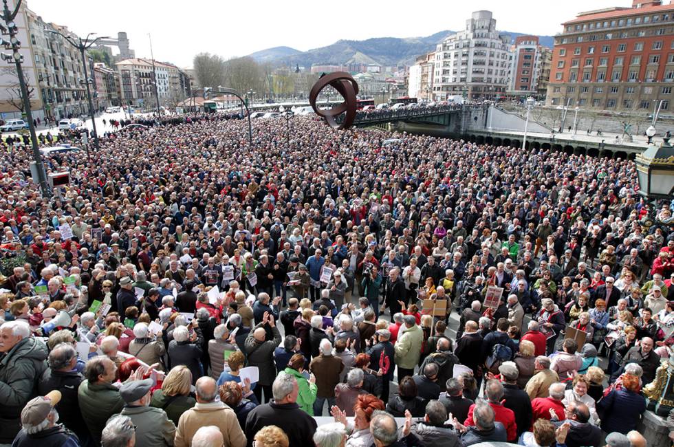 Concentración de pensionistas y jubilados este lunes frente al Ayuntamiento de Bilbao.