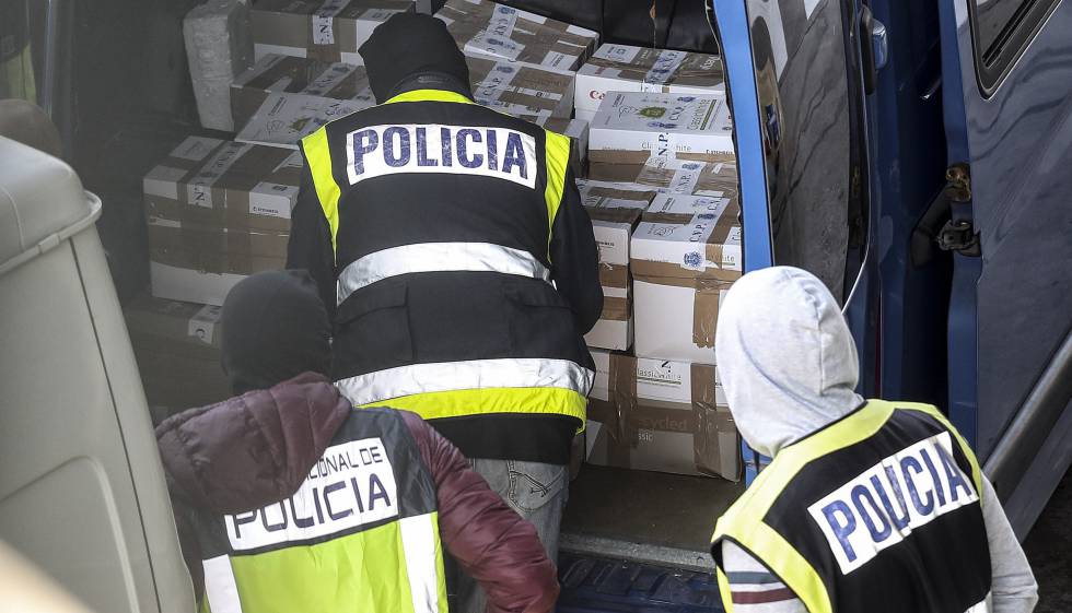La Policía Nacional registra una furgoneta con documentos que los Mossos llevaban a incinerar el pasado octubre