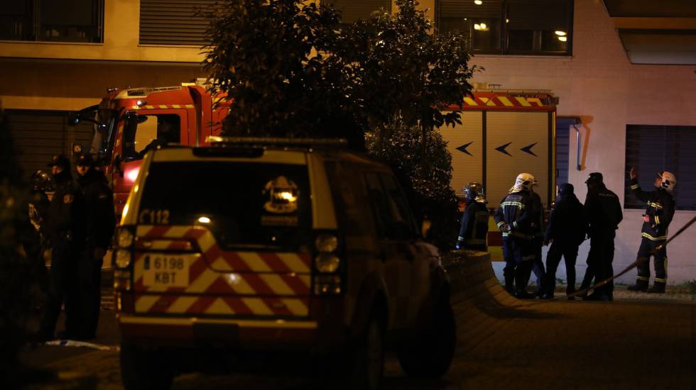 Los bomberos trabajan este martes en la vivienda de Getafe en la que han muerto dos niños.