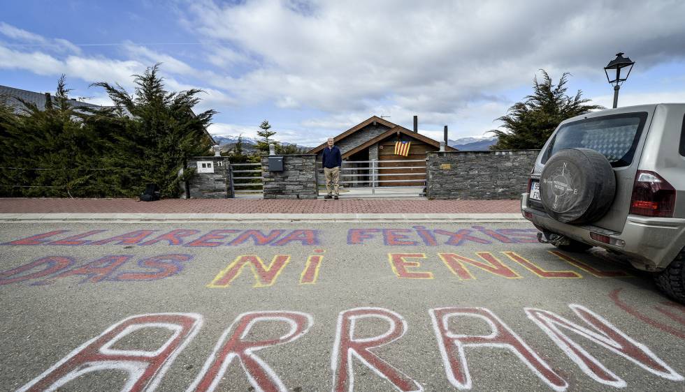 Francesc Raventós, ante la verja de su casa, frente a las pintadas contra el juez Llarena en Das (Girona).