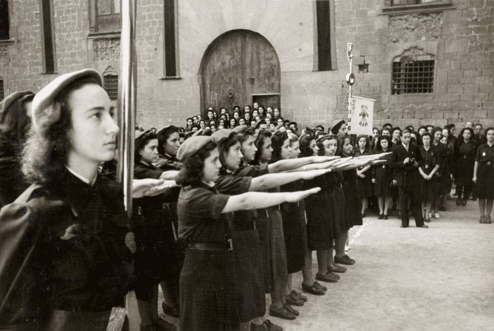 Acto de Falange en Barcelona en la posguerra.