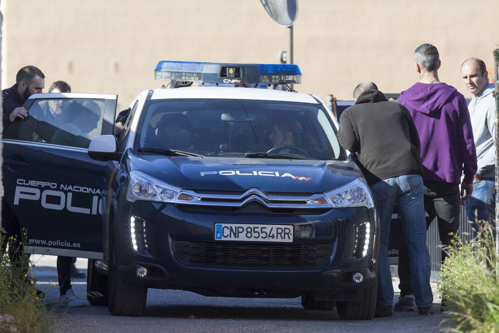 Varios agentes de la policÃa en la zona donde fue asesinado un hombre de 70 años en Castellón.