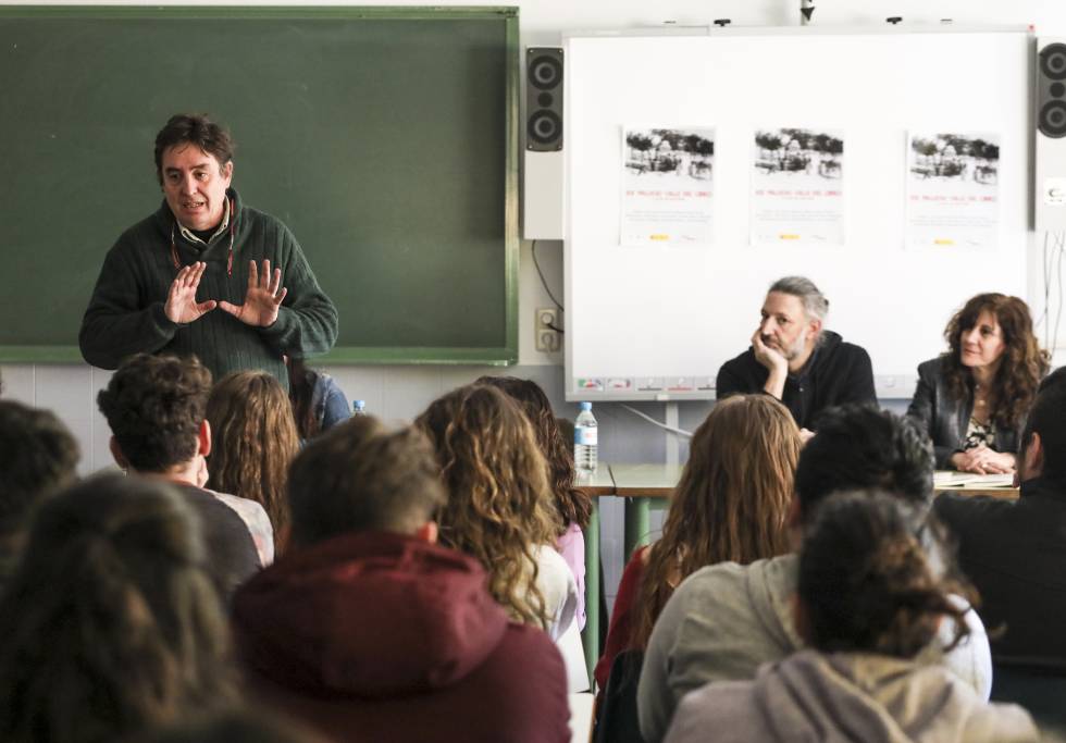 El poeta Luis GarcÃ­a Montero se dirige ayer a los alumnos en un instituto vallecano.