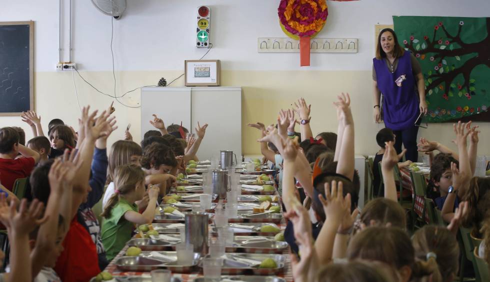 Alumnos de primaria de la Escuela Colònia Güell aplauden en el idioma de singos