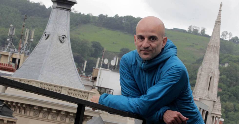 Pedro Bravo en Bilbao antes de firmar ejemplares en un hotel de la villa.