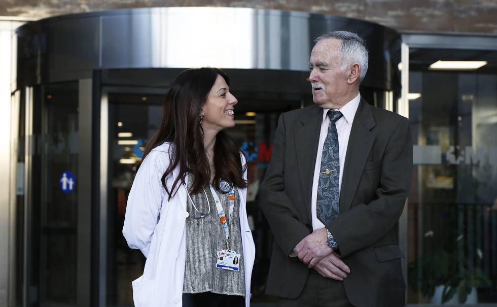 JosÃ© Llorente, 74 aÃ±os, junto a la especialista Ainara Soria, en el Hospital RamÃ³n y Cajal.