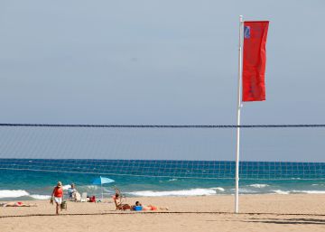 La bandera roja ondea en la playa de Alicante.