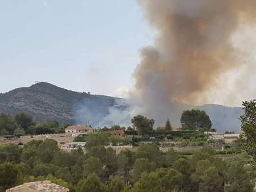 Imagen del incendio en GenovÃ©s. Foto: Bombers Forestal de GVA