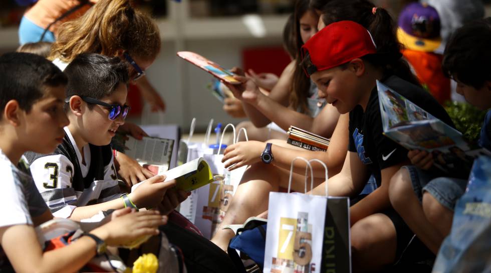 Un grupo de niños con sus compras en la Feria del Libro de Madrid.