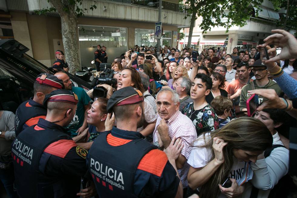 Vecinos abuchean al detenido a su llegada para realizar la reconstruccion del crimen.
