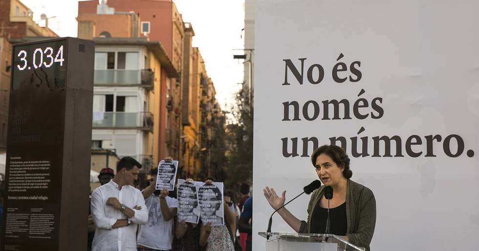 Ada Colau, inaugurando el contador de muertos en el Mediterráneo.rn