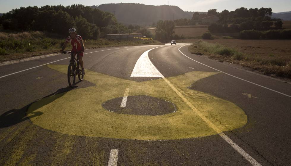 Un lazo amarillo en la carretera que conduce a la cárcel de Lledoners.