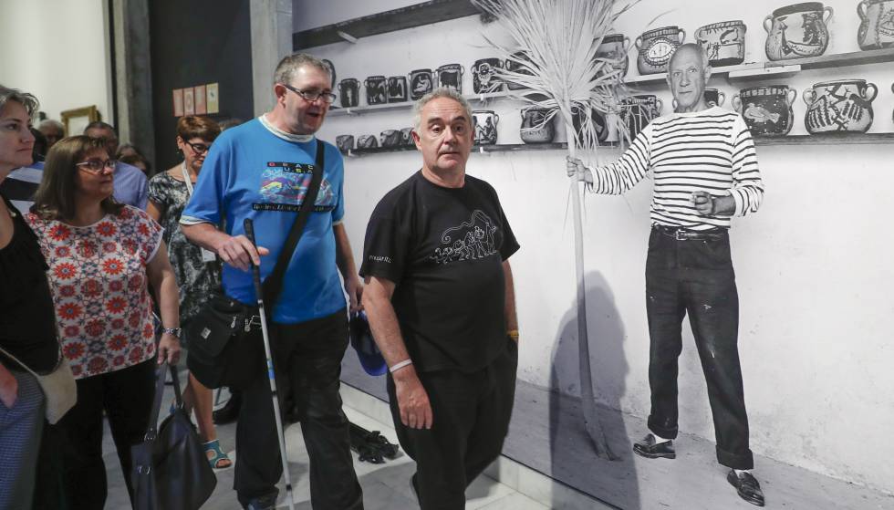 El cocinero Ferran AdriÃ  acompaÃ±a a un grupo de discapacitados visuales en la exposiciÃ³n 'La cocina de Picasso'. 