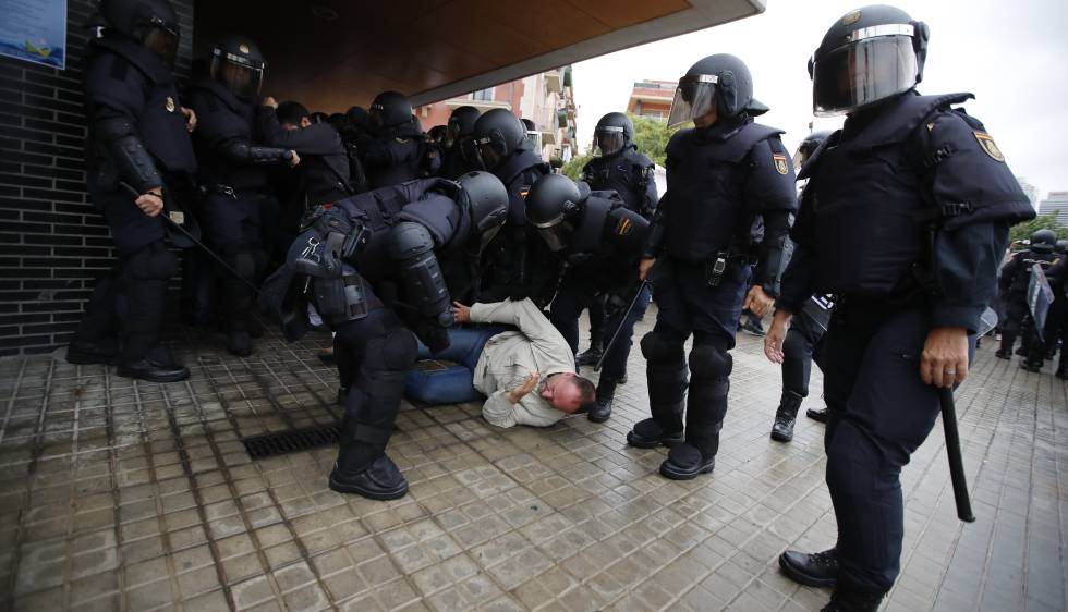 PolicÃas cargan en la Escola Mediterrà nia de la Barceloneta el 1-O.