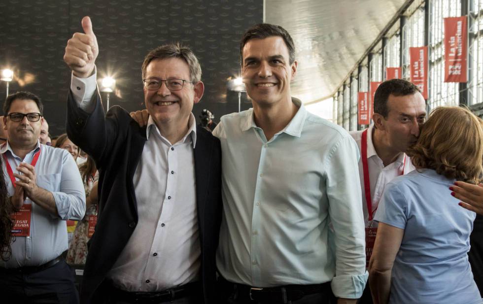 El presidente de la Generalitat, Ximo Puig, y el líder del PSOE, Pedro Sánchez, momentos antes de comenzar el congreso del PSPV, en julio de 2017.