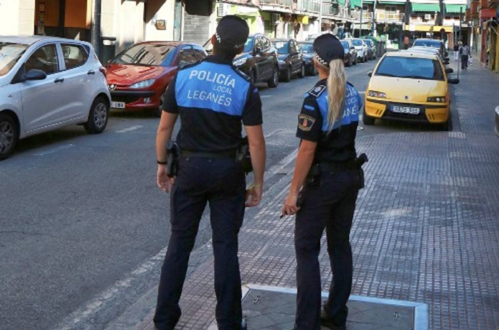 Dos agentes de la PolicÃa local de Leganés.