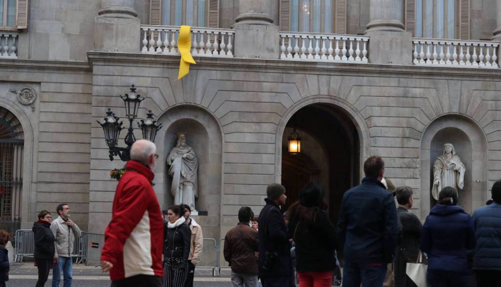 Lazo amarillo en el Ayuntamiento de Barcelona.