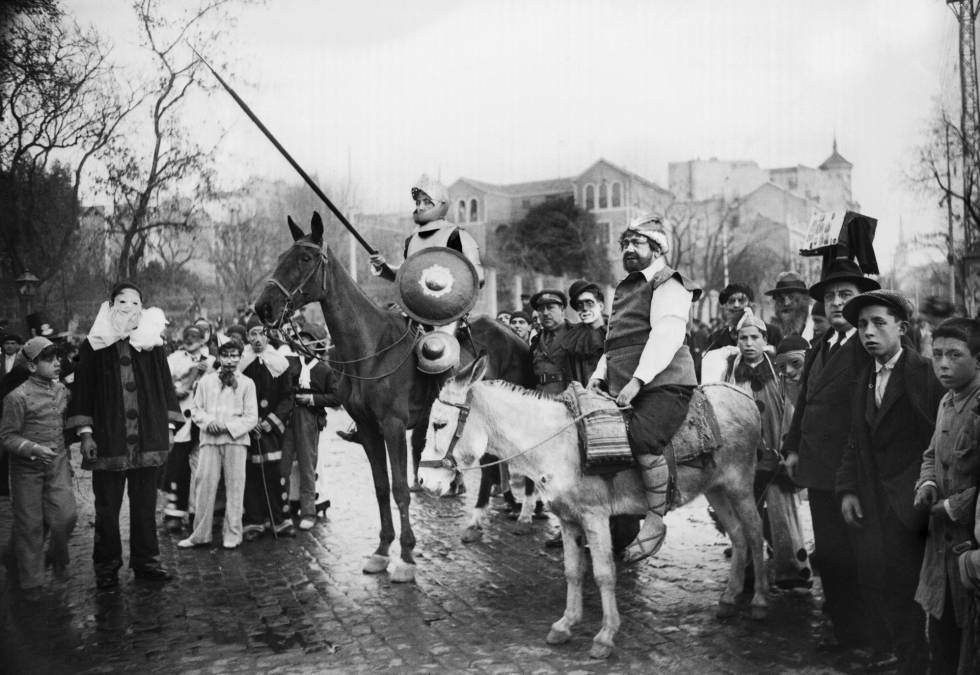 Dos hombres difrazados de Don Quijote y Sancho Panza en el carnaval de Madrid de 1932, cerca de la plaza de Colón.