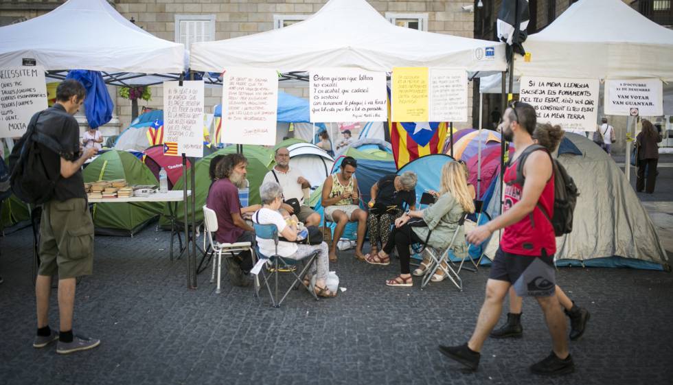 Acampada indipendentista en la Plaza Sant Jaume.