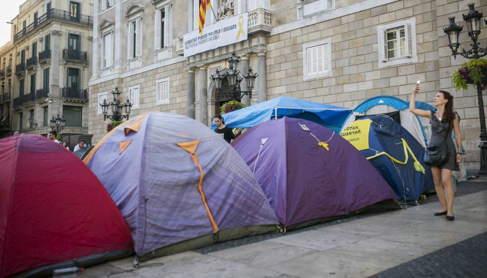 Acampada independentista en la Plaza Sant Jaume.