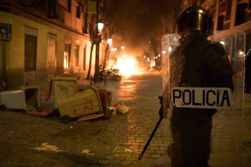 La policia avanza por la Calle Meson de Paredes con la calle Tribulete, durante los disturbios del pasado marzo en Lavapiés.