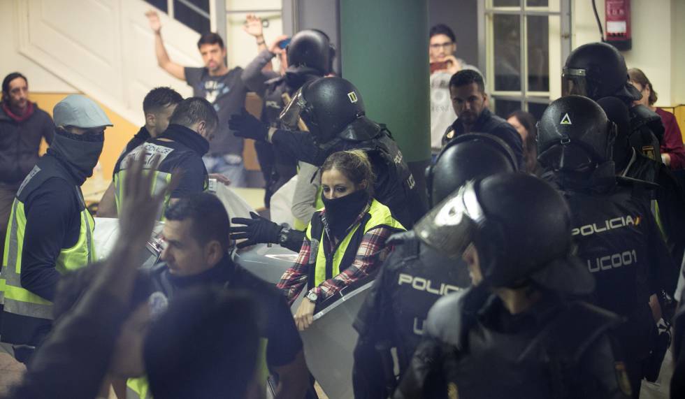 La policía interviene en el centro Ramon Llull de Barcelona el 1-O.