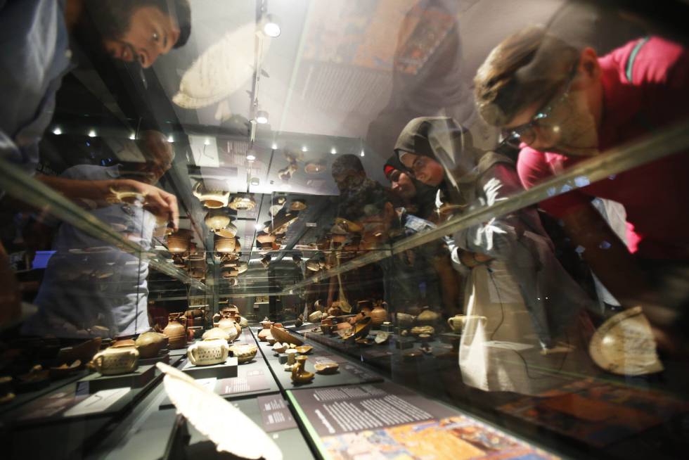Los refugiados sirios y palestinos miran restos islÃ¡micos del Madrid medieval.