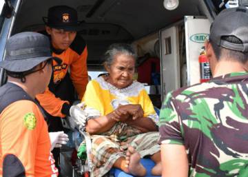 Hallados con vida 31 menores atrapados en dos escuelas en Indonesia