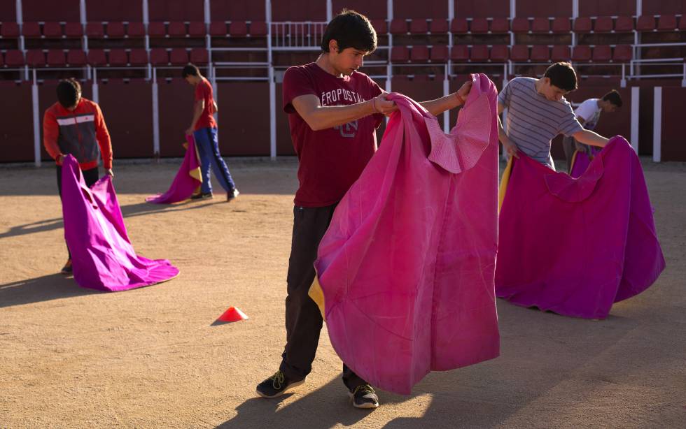 Aficionados en la escuela de tauromaquia del Batán. 