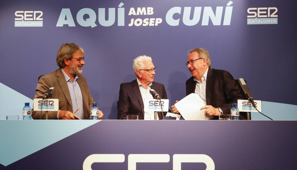 Josep CunÃ­, a la derecha, con Daniel Gavela, director general de la SER y Jaume Serra, director de SER Catalunya.