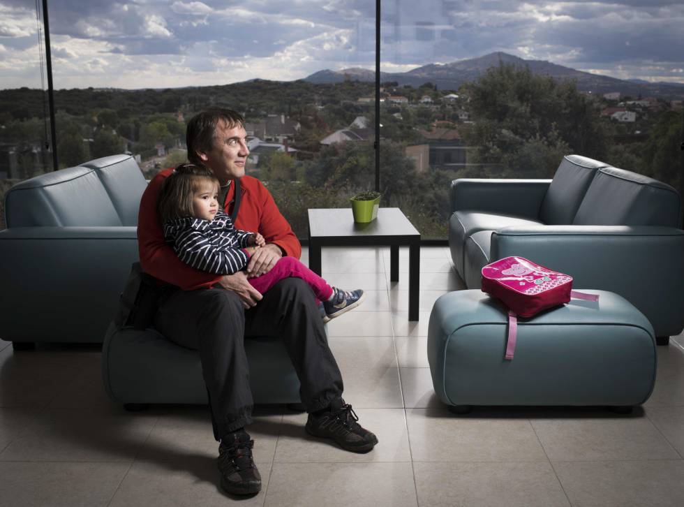 JesÃºs Fuente, de 46 aÃ±os y su hija Irene, de 3, vecinos de Venturada, un pueblo de 2.032 habitantes que ha multiplicado por cuatro su poblaciÃ³n en 20 aÃ±os.