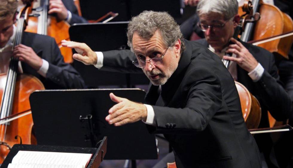 Josep Pons dirigint l'Orquestra Simfònica del Liceu.